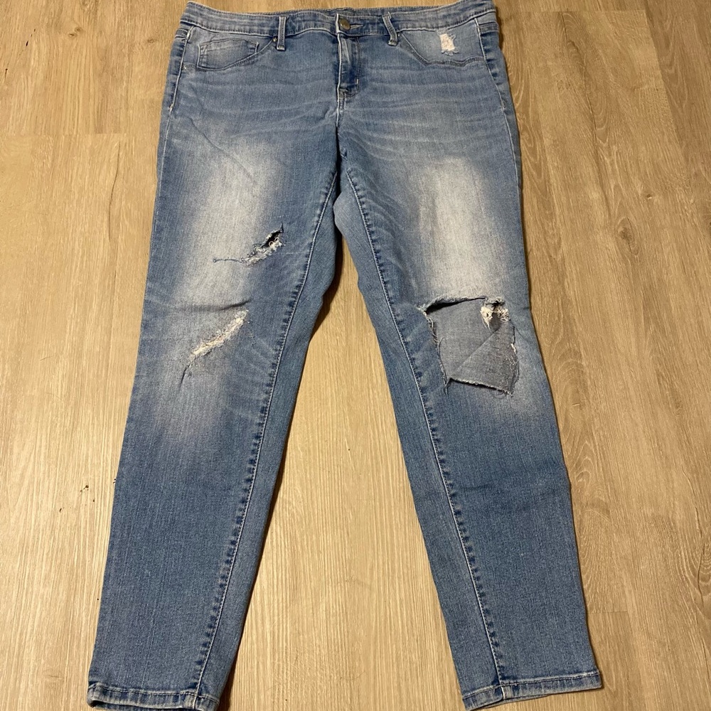 PLUS SIZE RIPPED JEANS